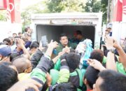 Aksi Spontan Gubernur Sumatera Utara Bobby Nasution Bagikan Ratusan Paket Sembako ke Driver Ojol