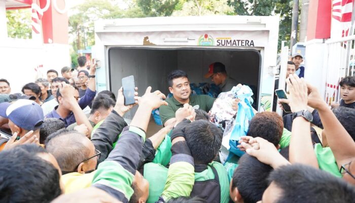 Aksi Spontan Gubernur Sumatera Utara Bobby Nasution Bagikan Ratusan Paket Sembako ke Driver Ojol