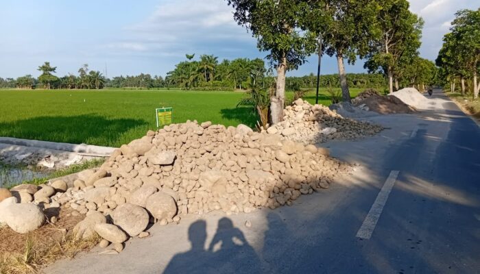 Material Proyek Optimasi Lahan Rawa Berserakan di Badan Jalan, Warga Resah dan Nyaris Renggut Nyawa