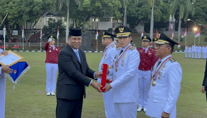Wali Kota dan Wakil Wali Kota Medan Dianugerahi Tanda Penghargaan Kartika Pamong Praja Muda dan Alumni Kehormatan Pendidikan Tinggi Kepamongprajaan Dari IPDN
