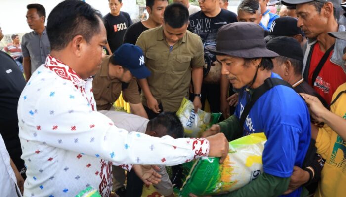 Bupati Sergai Bagikan Beras untuk Ojek dan Becak, Ajak Warga Jaga Persatuan