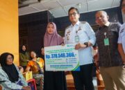 Rasakan Duka Mendalam, Rico Waas Serahkan Santunan Kepada Keluarga Almarhum Pegawai Non ASN Yang Meninggal Akibat Kecelakaan Kerja