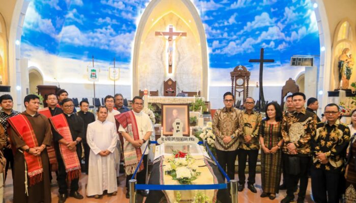 Rico Waas Hadiri Misa Requiem, Ungkapkan Bela Sungkawa atas Wafatnya Uskup Emeritus Monsignor Alfred Gonti Pius Datubara