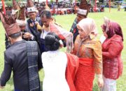 Bupati Darma Wijaya Resmi Bermarga Damanik Saat Hadiri Pelantikan Sepuluh Partuanon di Sipispis