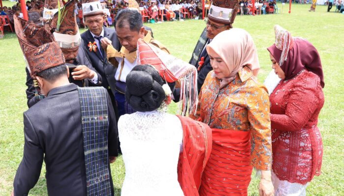 Bupati Darma Wijaya Resmi Bermarga Damanik Saat Hadiri Pelantikan Sepuluh Partuanon di Sipispis
