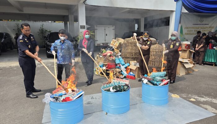 Kejari Kota Semarang Musnahkan Ribuan Barang Bukti, Termasuk 19 Ribu Botol Miras dan 30 Ribu Pil Terlarang