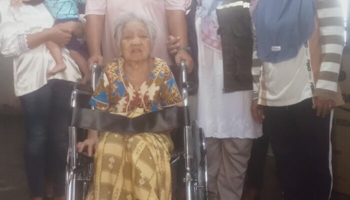Tersentuh Melihat Nenek Lumpuh di Serdang Bedagai, Yayasan Cahaya Hati Kemanusiaan Serahkan Kursi Roda dan Sembako