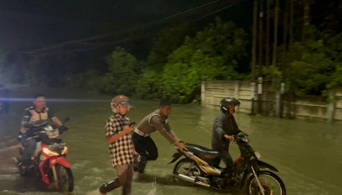 Polri Sigap di Tengah Banjir: Ditsamapta Polda Sumut Turun Langsung Bantu Warga di Medan