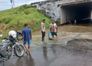 Bhabinkamtibmas Aiptu Hendra Sigap Bantu Warga Terdampak Banjir di Sei Rampah dan Pematang Ganjang