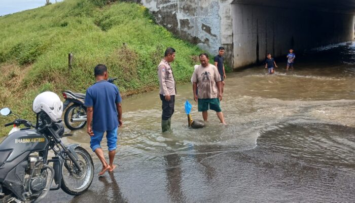 Bhabinkamtibmas Aiptu Hendra Sigap Bantu Warga Terdampak Banjir di Sei Rampah dan Pematang Ganjang