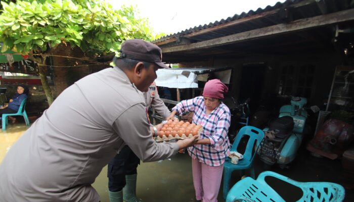 Wujud Kepedulian Polri, Polres Sergai Salurkan Bantuan Sembako untuk Korban Banjir di Tiga Desa