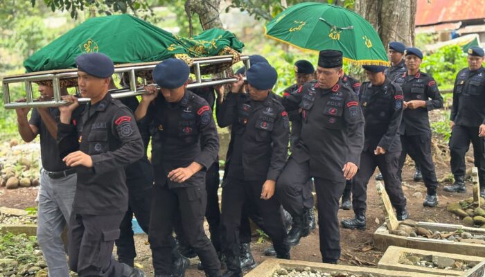 Brimob Peduli: Batalyon C Pelopor Polda Sumut Hadir di Tengah Duka dan Harapan Warga Tapsel dan Padangsidimpuan