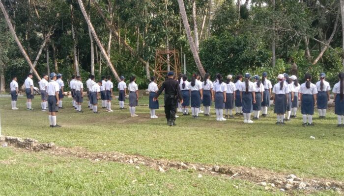 Brimob Tanamkan Disiplin dan Nasionalisme kepada Siswa SMPN 5 Gunungsitoli Idanoi