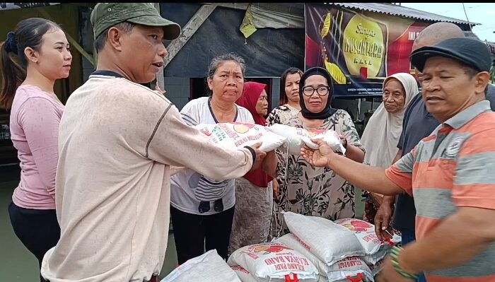 SMSI Sergai Salurkan Bantuan Sembako untuk Warga Terdampak Banjir di Desa Firdaus