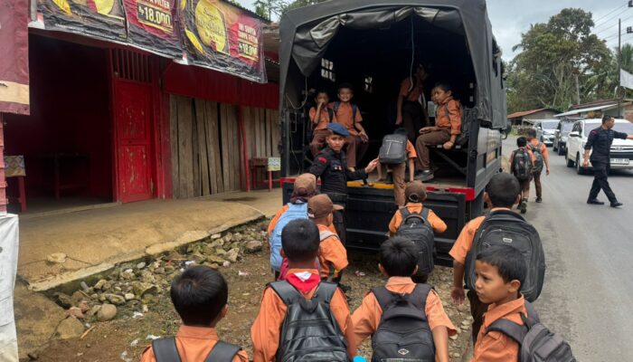 Aksi Humanis Brimob Polda Sumut, Antar Jemput Anak Sekolah di Tapanuli Selatan Tuai Apresiasi Warga