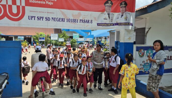 Brimob Sumut Tunjukkan Kepedulian: Antar Pelajar SD Pulang Sekolah dengan Aman dan Penuh Kehangatan