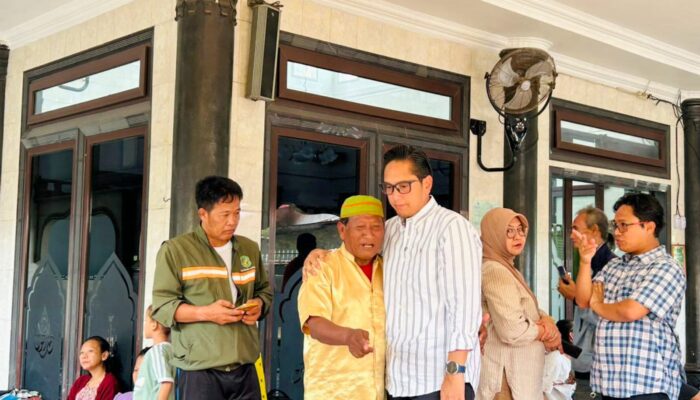 Rico Waas Kunjungi dan Salurkan Bantuan Logistik untuk Pengungsi Banjir