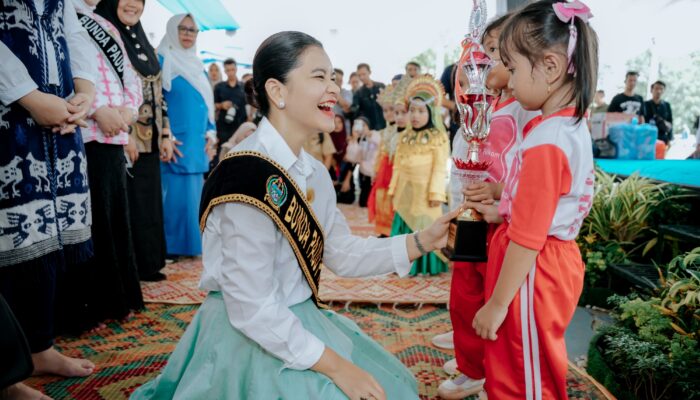 Kahiyang Ayu Ajak Anak PAUD Amalkan Ikrar Kebiasaan Anak Indonesia Hebat di Kampung Ceria Anak Merdeka 2025