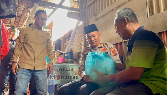 Kapolres Pelabuhan Belawan Turun Langsung Salurkan Bantuan untuk Warga Terdampak Banjir Rob