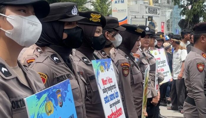 Dengan Sentuhan Humanis, Polwan Polda Sumut Kawal Aksi Unjuk Rasa di Kantor Gubernur Berjalan Kondusif