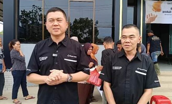 PT. Surya Jaya Agung Gelar Bakti Sosial, Bagikan 85 Paket Sembako untuk Warga Sekitar Pabrik