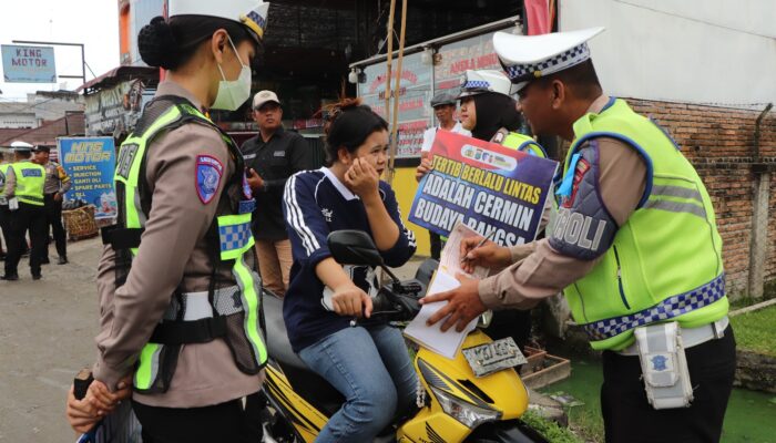 Jumat Berkah, Sat Lantas Polres Sergai Bagikan Sembako dan Edukasi Keselamatan dalam Ops Zebra Toba 2025