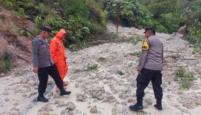 Derasnya Hujan, Tertutupnya Jalan, dan Harapan yang Masih Menyala di Jalinsum Sipirok-Taput