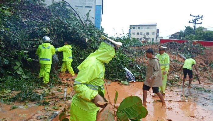 Dengan Segala Kekuatan, Polda Sumut Berjuang Tanpa Lelah Menyelamatkan Warga di Tengah Bencana