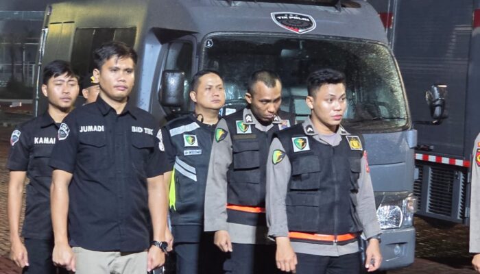 Di Tengah Gelap dan Guyuran Hujan, Polda Sumut Kerahkan Segala Kekuatan Selamatkan Warga – Malam Panjang Operasi Kemanusiaan yang Mengharukan