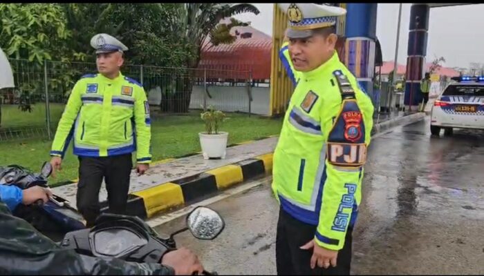 “Ketika Arteri Terputus, Polisi Hadir Menjadi Penyelamat: Banjir Binjai–Medan Tak Hentikan Warga Melaju Menuju Harapan”