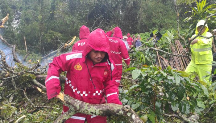 Respons Cepat Polres Tanah Karo Tangani Longsor di Katepul Kuta, Dua Rumah Rusak