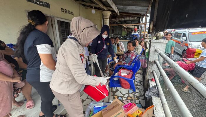 Sat Brimob Polda Sumut Berikan Layanan Kesehatan dan Evakuasi Korban Banjir di Kuala Bekala