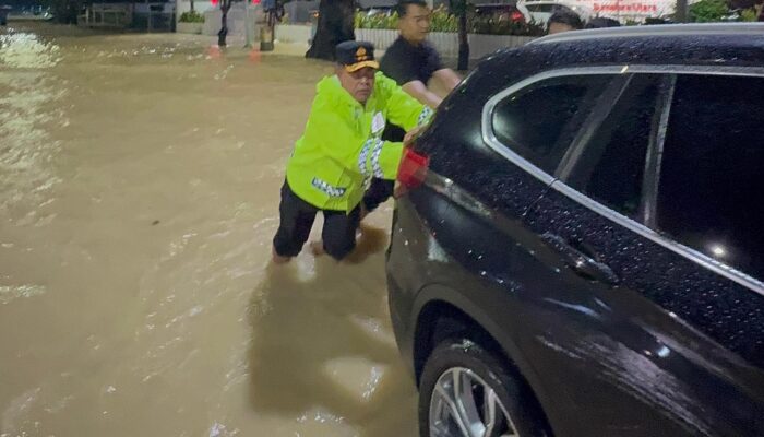 Kapolda Whisnu Hermawan Terjun ke Titik Banjir Medan: Rumah Dinas Ikut Terendam, Warga Tetap Jadi Prioritas