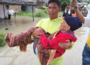 Aksi Heroik Aiptu Hendra Selamatkan Lansia Saat Banjir Rendam Sei Rampah