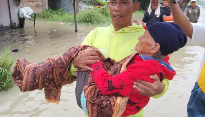 Aksi Heroik Aiptu Hendra Selamatkan Lansia Saat Banjir Rendam Sei Rampah