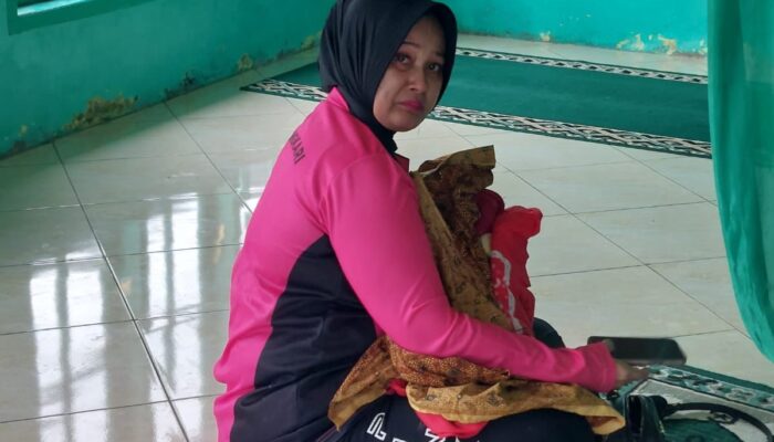 Aksi Mengharukan Bhayangkari di Posko Longsor Marsada: Menyusui Bayi yang Terpisah dari Ibunya