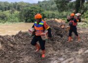Brimob Polda Sumut Gendong Bantuan, Tembus Desa Terisolir di Taput Tanpa Menunggu Jalan Dibuka