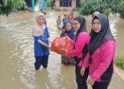 Ketua Bhayangkari Langkat Salurkan Bantuan untuk Pengungsi Banjir di Hinai
