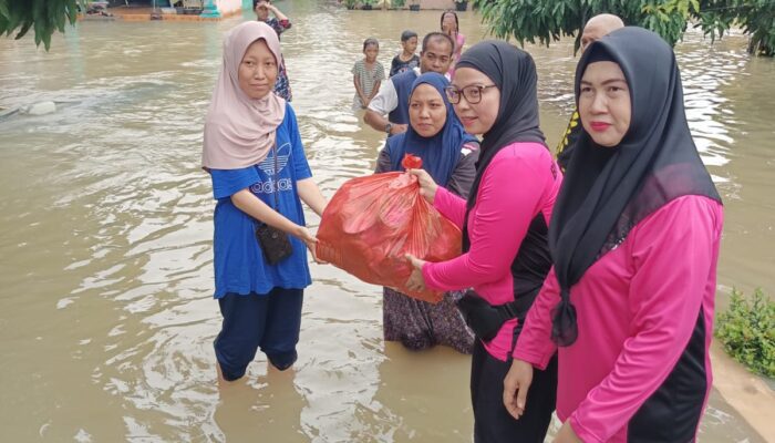 Ketua Bhayangkari Langkat Salurkan Bantuan untuk Pengungsi Banjir di Hinai