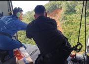 Polri Dropping Logistik dari Udara Tiga Desa Terisolasi Taput–Tapteng, Warga Menangis Haru Sambut Bantuan