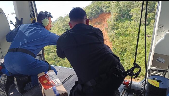 Polri Dropping Logistik dari Udara Tiga Desa Terisolasi Taput–Tapteng, Warga Menangis Haru Sambut Bantuan