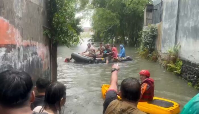 Polda Sumut Kerahkan 58 Personel Selamatkan Warga Terjebak Banjir di Medan