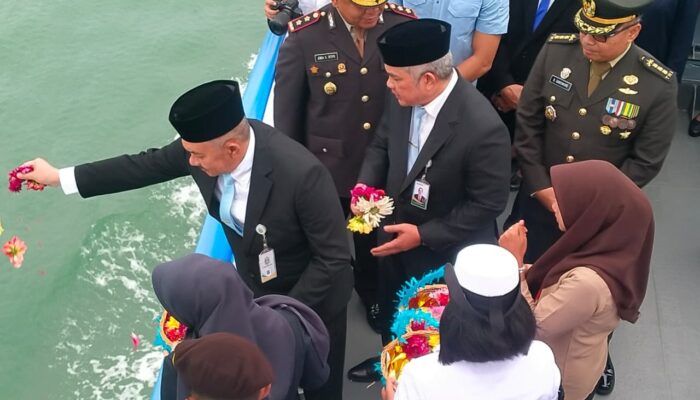 Peringati Hari Pahlawan, Pemprov Sumut dan Forkopimda Tabur Bunga di Perairan Belawan