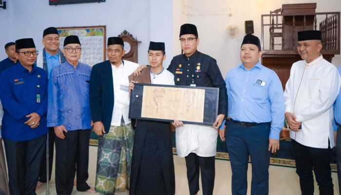 Kunjungi Pesantren Ar-Raudlatul Hasanah, Rico Waas Bakar Semangat Santri Untuk Jadi Pemimpin di Masa Depan