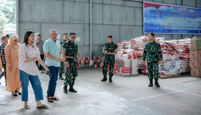 Bu Kahiyang Menyiapkan Bantuan, Pak Bobby Mendistribusikan