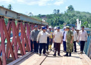 Gubernur Bobby Nasution Dampingi Presiden RI Tinjau Pembangunan Jembatan dan Pengungsi Korban Bencana di Tapsel