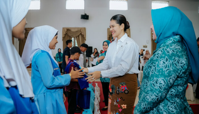 Peringati Hari Disabilitas Internasional, Kahiyang Ayu Serahkan Alat Bantu Dengar bagi Penyandang Disabiltas