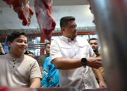 Gubernur Sumatera Utara (Sumut) Bobby Afif Nasution bersama Kepala Perwakilan Bank Indonesia (BI) Provinsi Sumatera Utara Rudy B. Hutabarat, dan sejumlah OPD melakukan sidak pasar dalam rangka menjaga ketersediaan pasokan dan stabilitas harga pasokan harga bahan pangan strategis menjelang hari besar keagamaan nasional (HBKN) Hari Natal Tahun Baru 2025 di Pasar Sei Kambing Medan, Kamis (18/12/2025) (Diskominfo Sumut)