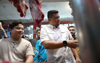 Gubernur Sumatera Utara (Sumut) Bobby Afif Nasution bersama Kepala Perwakilan Bank Indonesia (BI) Provinsi Sumatera Utara Rudy B. Hutabarat, dan sejumlah OPD melakukan sidak pasar dalam rangka menjaga ketersediaan pasokan dan stabilitas harga pasokan harga bahan pangan strategis menjelang hari besar keagamaan nasional (HBKN) Hari Natal Tahun Baru 2025 di Pasar Sei Kambing Medan, Kamis (18/12/2025) (Diskominfo Sumut)