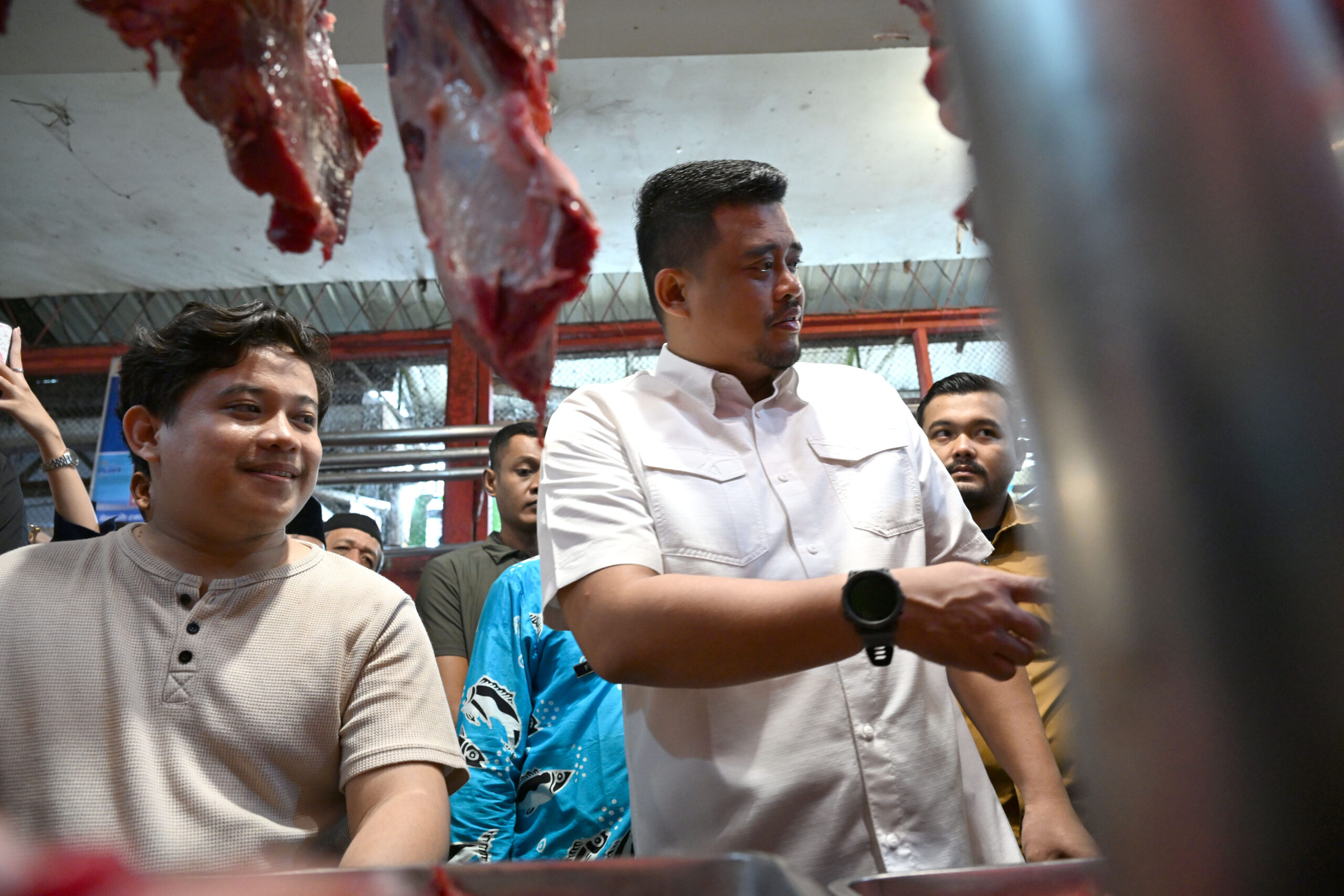 Gubernur Sumatera Utara (Sumut) Bobby Afif Nasution bersama Kepala Perwakilan Bank Indonesia (BI) Provinsi Sumatera Utara Rudy B. Hutabarat, dan sejumlah OPD melakukan sidak pasar dalam rangka menjaga ketersediaan pasokan dan stabilitas harga pasokan harga bahan pangan strategis menjelang hari besar keagamaan nasional (HBKN) Hari Natal Tahun Baru 2025 di Pasar Sei Kambing Medan, Kamis (18/12/2025) (Diskominfo Sumut)